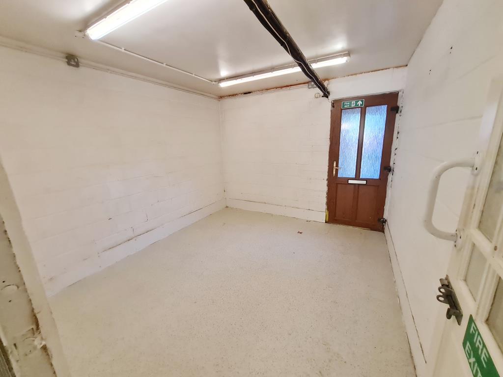 Lot: 115 - FREEHOLD COMMERCIAL PROPERTY IN HIGH STREET LOCATION - Store room
